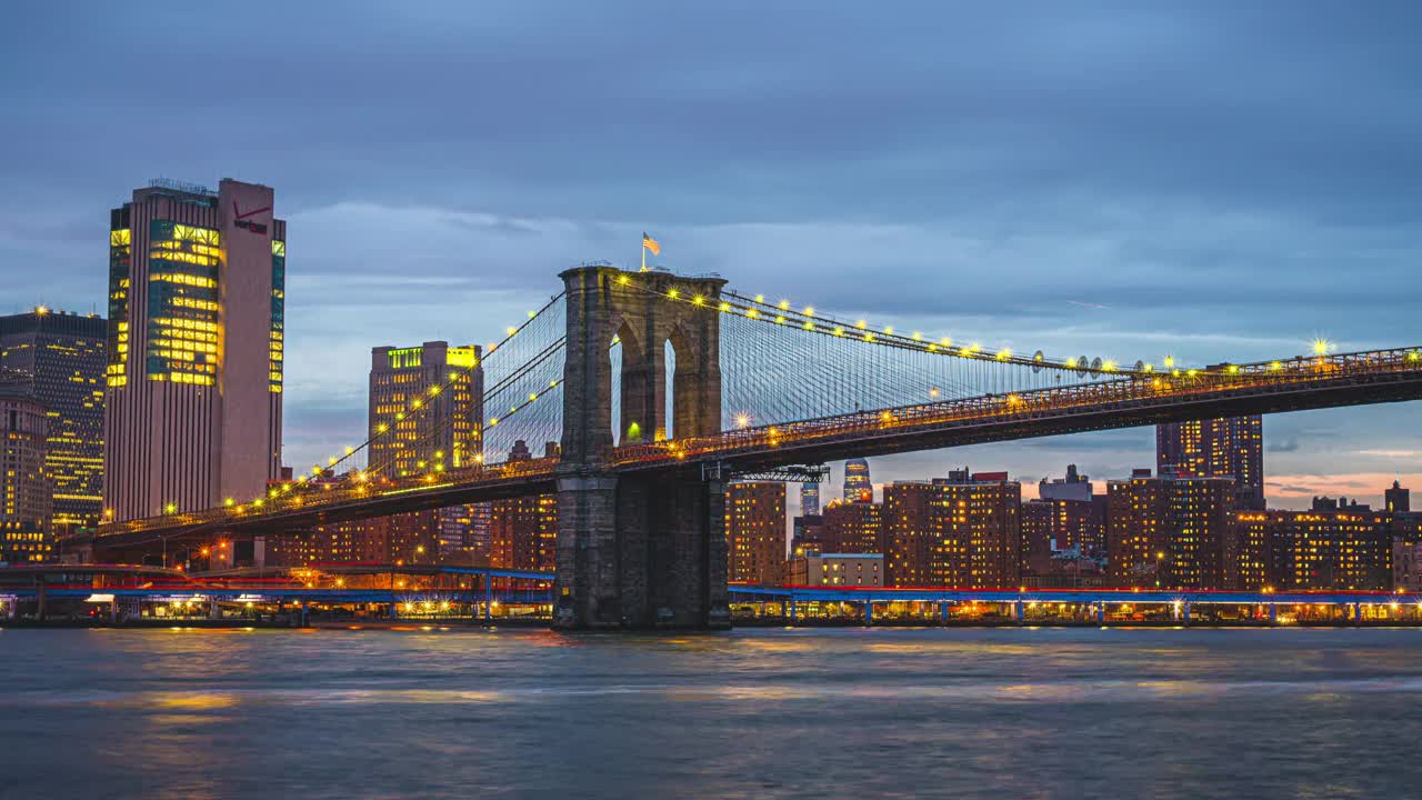 日落时分，美国纽约曼哈顿东河上布鲁克林大桥的纽约市景视频下载