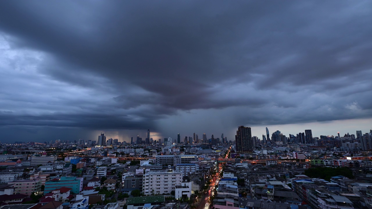 在城市背景下，风暴以延时运动的方式到来视频素材