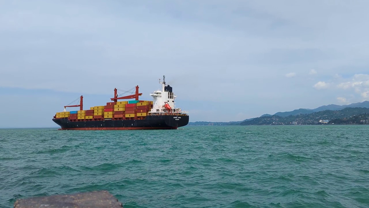 一艘装满集装箱的船正在航行视频素材
