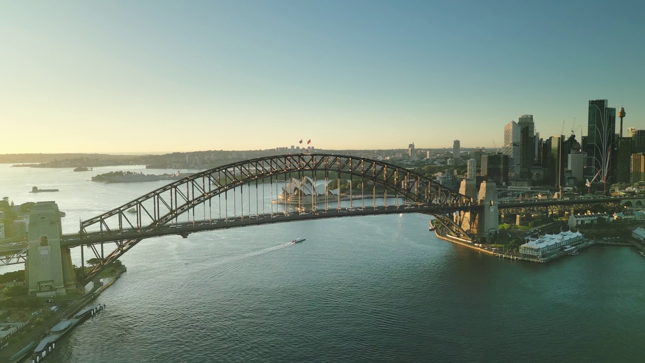 日出时悉尼海港大桥，各种办公大楼的4K鸟瞰图视频下载