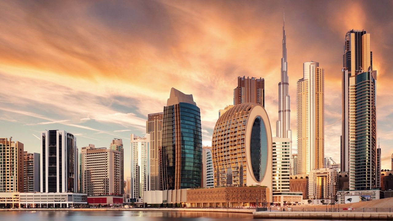 从Al Jadaf滨水区拍摄的迪拜天际线与哈利法塔和其他摩天大楼的日落延时;阿联酋视频下载