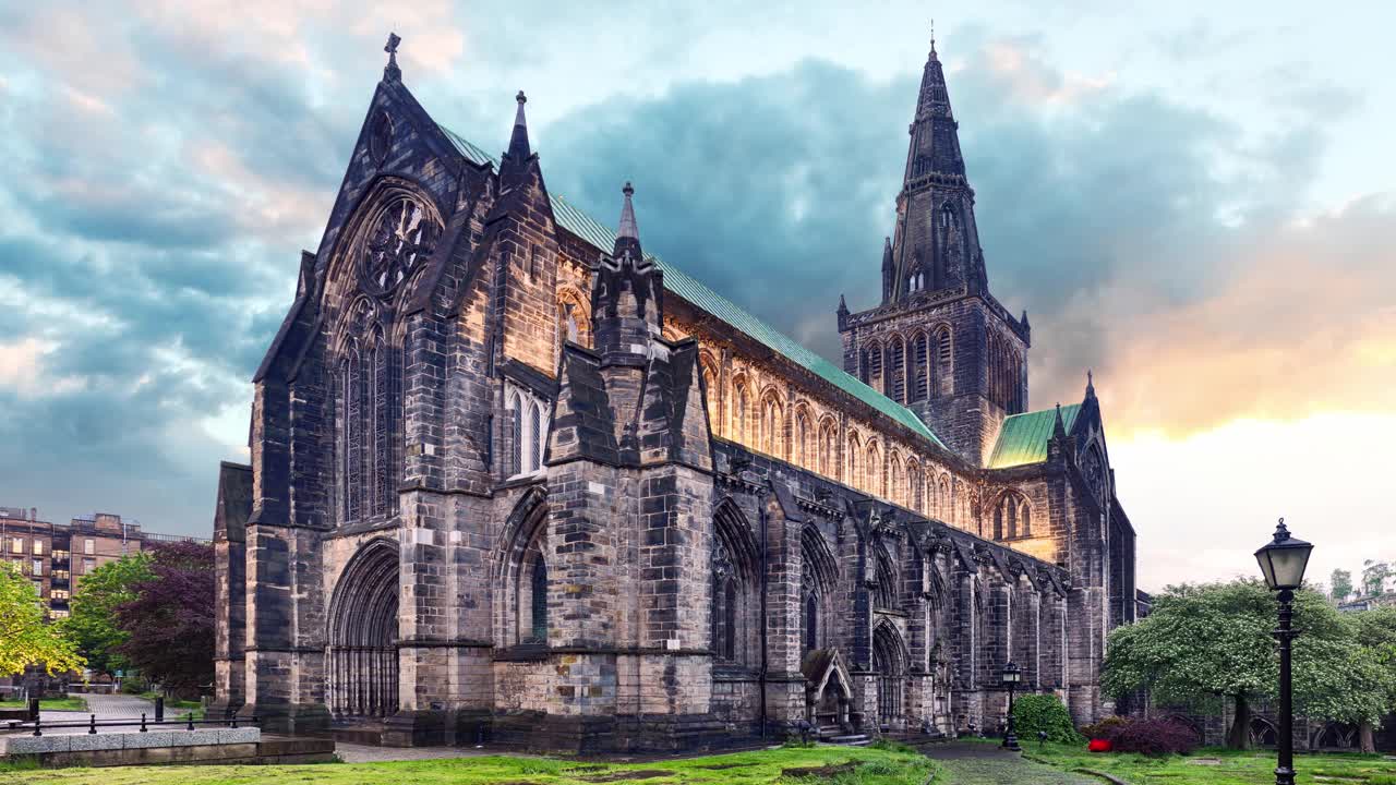 格拉斯哥蒙戈大教堂在戏剧性的日落，苏格兰-英国，时间流逝视频下载