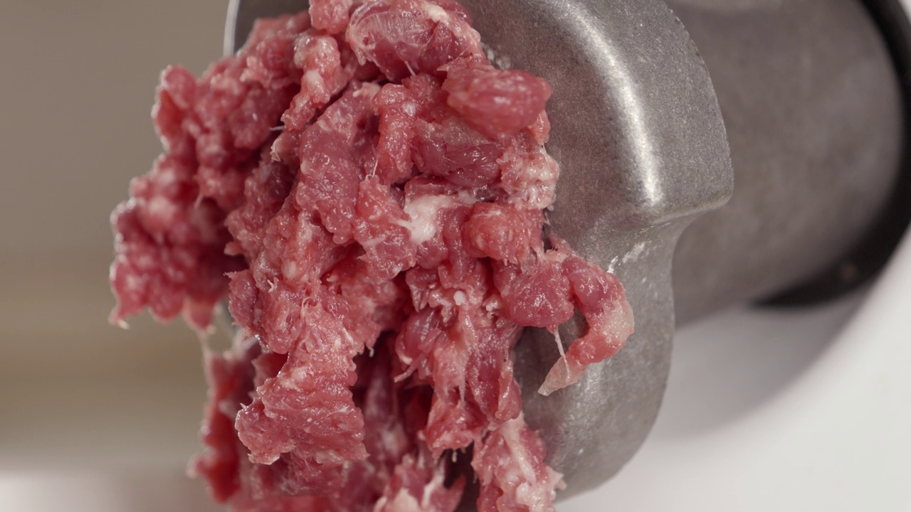 从家用粉碎机中取出的鲜红肉末特写。在家做饭，厨房用具，健康营养，汉堡配料视频素材
