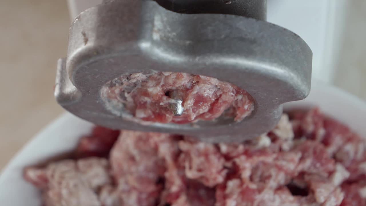 自制牛肉肉末的微距镜头。在家做饭，厨房用具，健康营养，汉堡配料视频素材