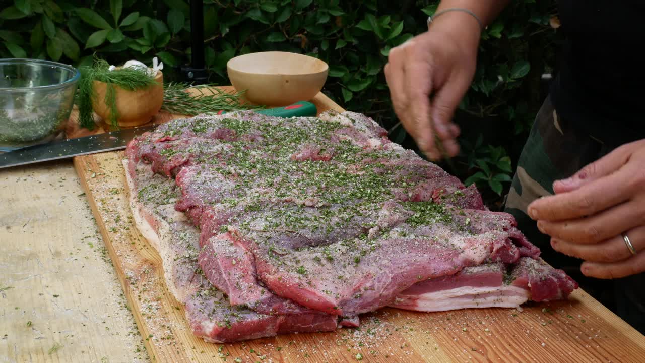 用盐和香草将调味过的肉剁成肉馅卷视频下载