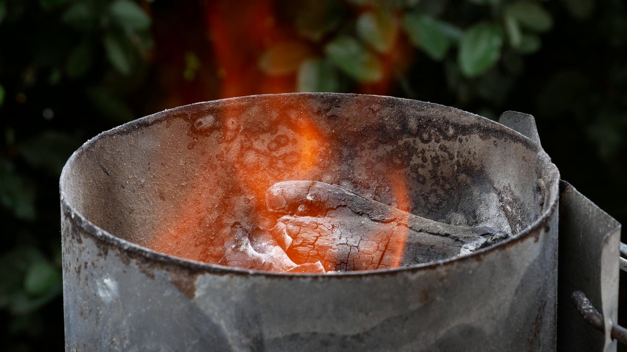 燃烧木炭和火在烧烤烟囱上的火盆视频下载