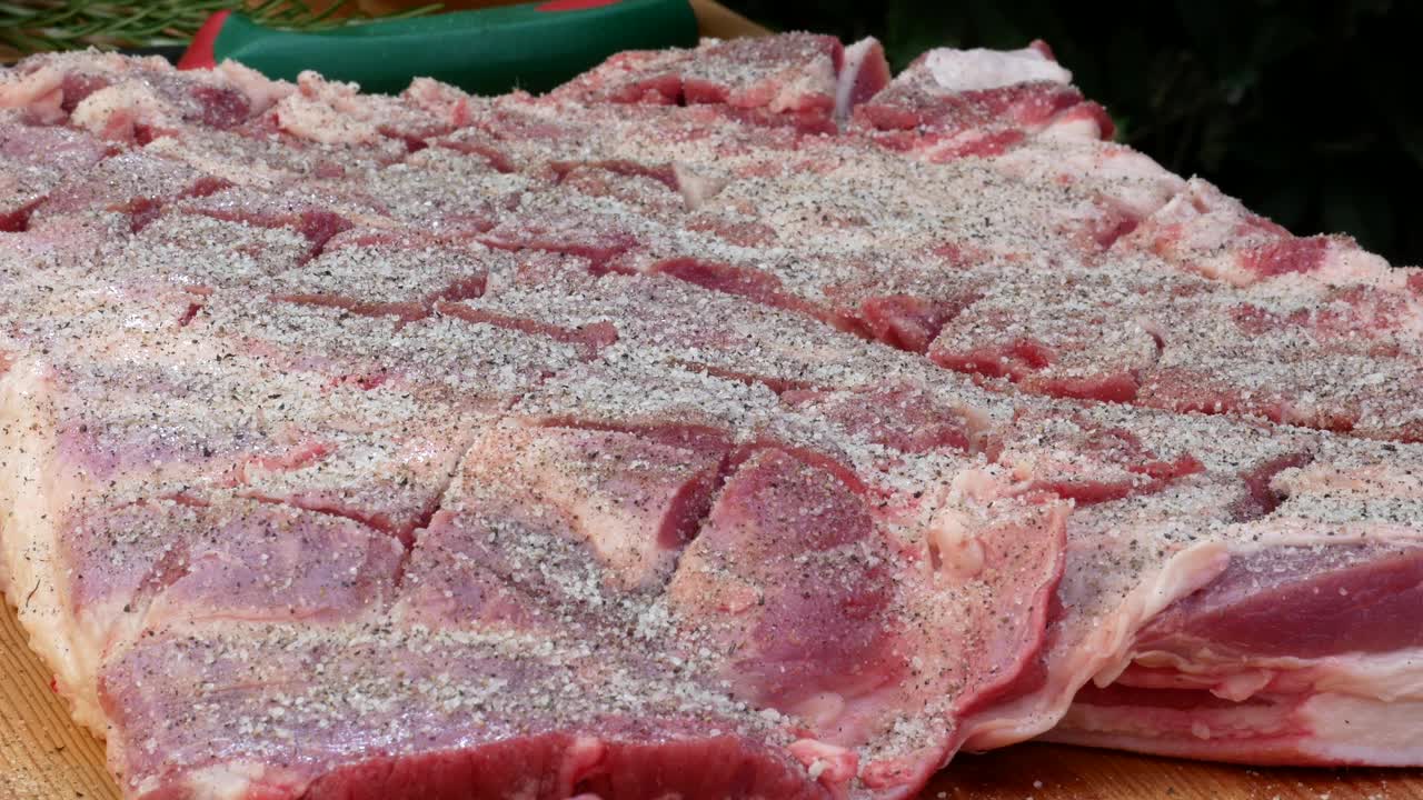 用盐和香草将调味过的肉剁成肉馅卷视频下载
