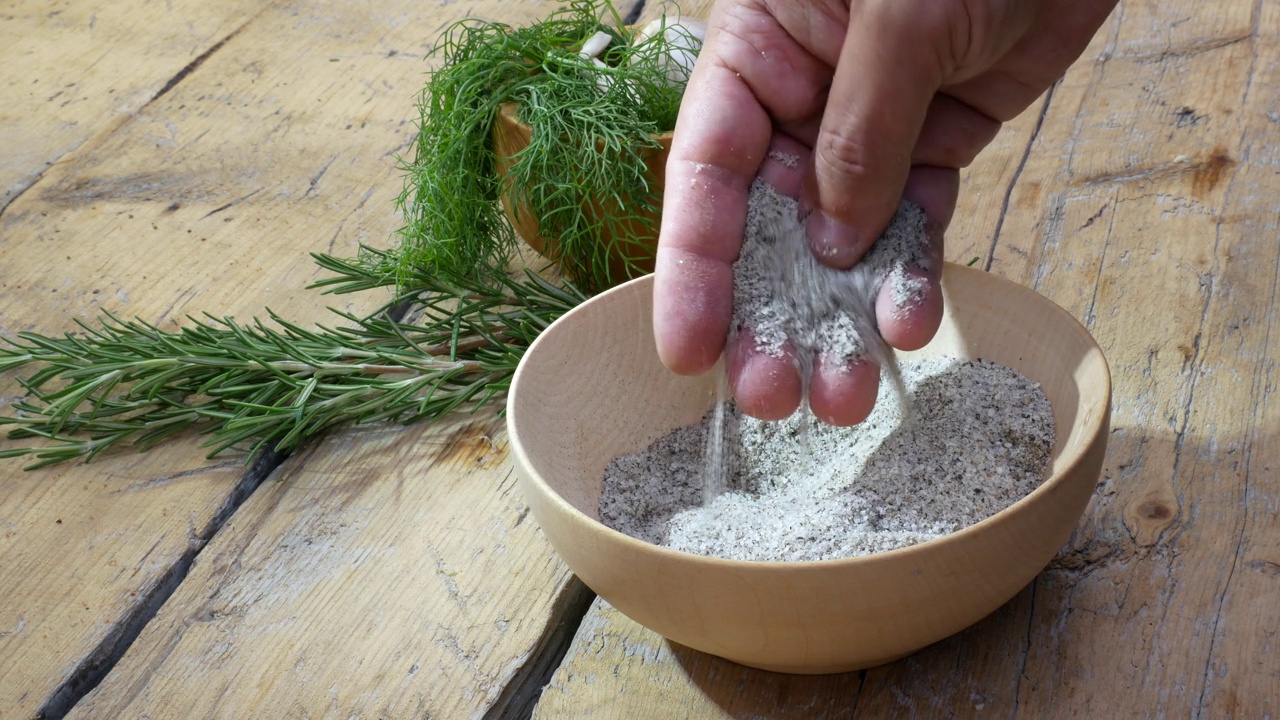 将盐和胡椒粉放入木碗中混合视频下载
