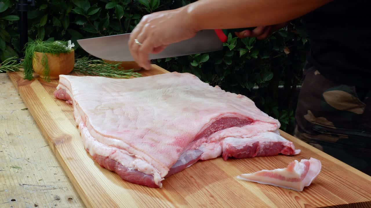 屠夫正在为烤猪肉卷准备肉视频下载
