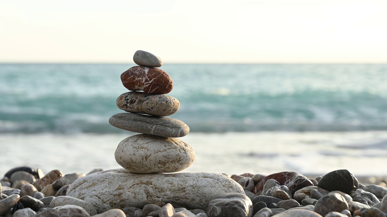 使石头在海浪中保持平衡。视频下载