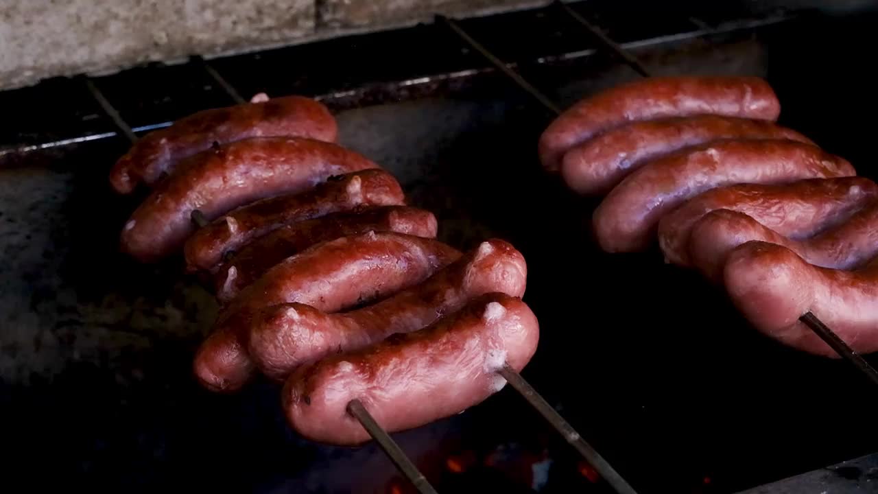 巴西烤肉串上的猪肉香肠。视频下载