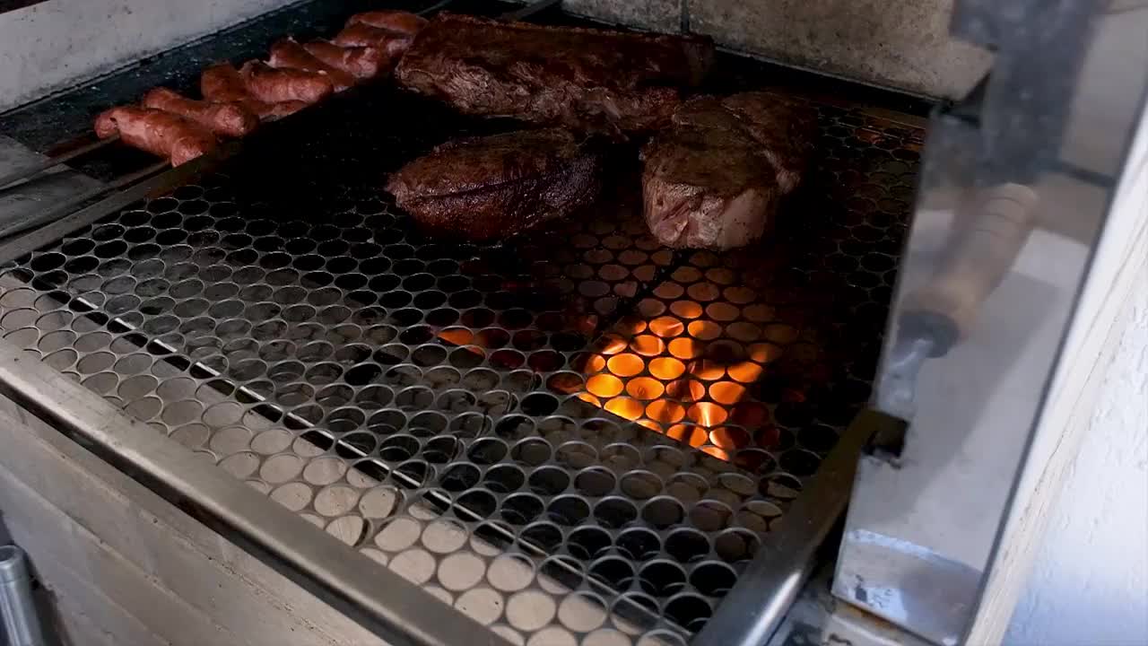 巴西烤肉上烤着各种各样的肉和香肠。视频素材