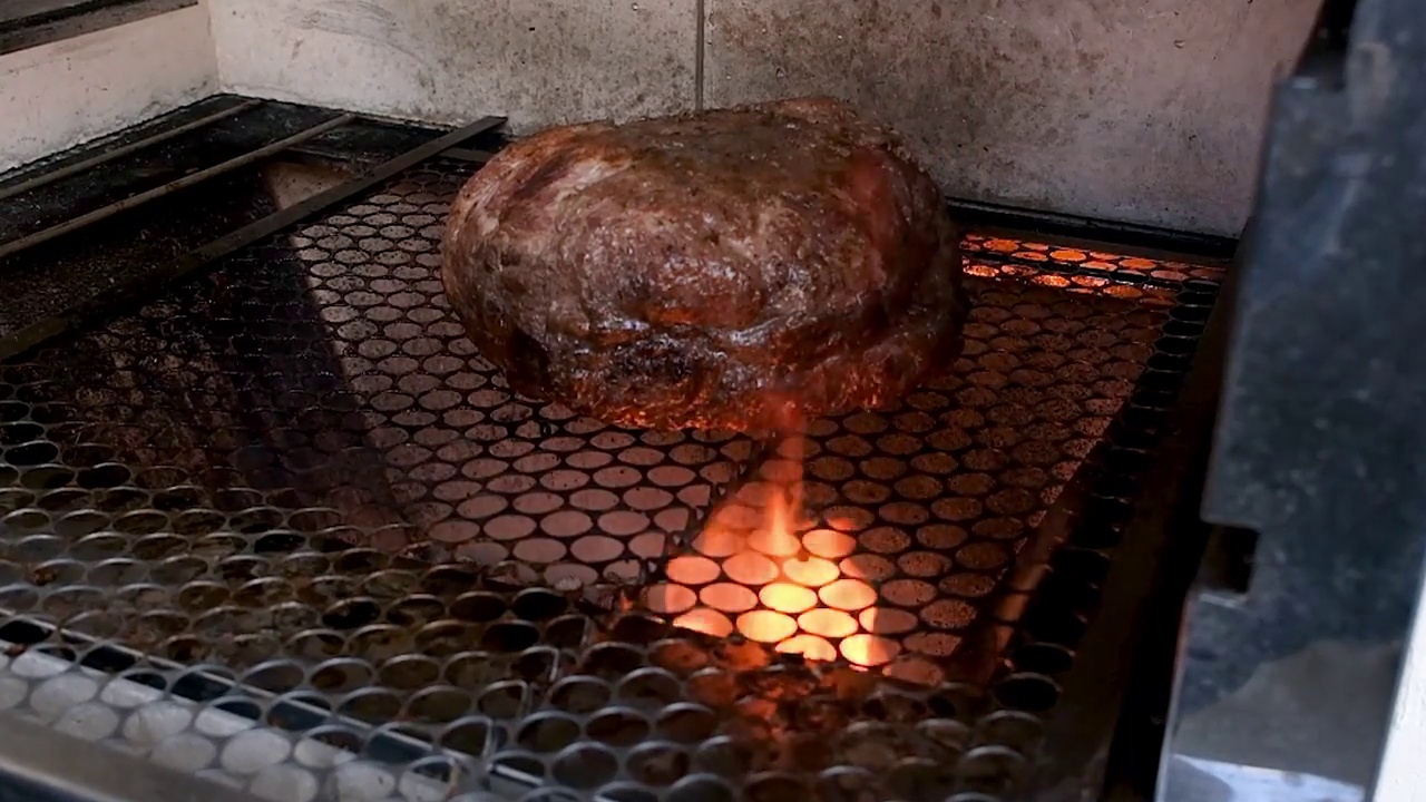 巴西烤肉:在巴西烤肉上烤的一大块驼背牛排视频下载