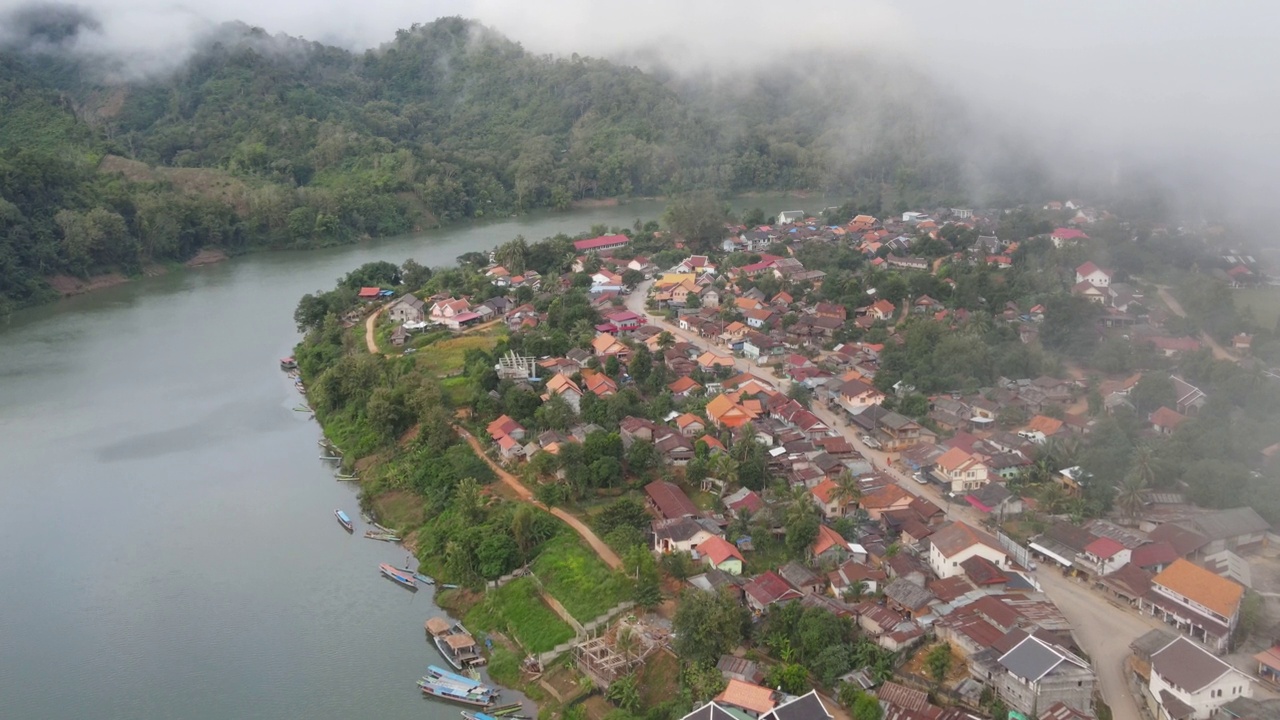 老挝琅勃拉邦的农觉村视频下载