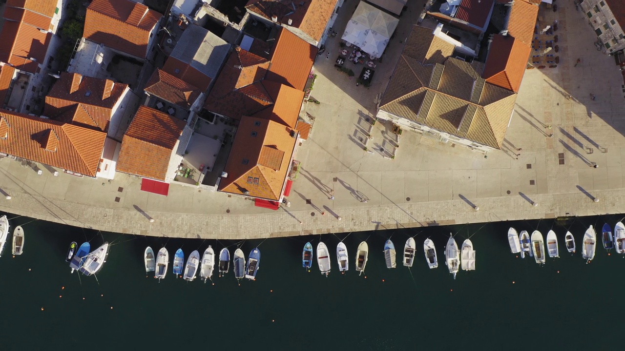 克罗地亚赫瓦尔岛斯塔里格拉德镇的航拍场景视频素材