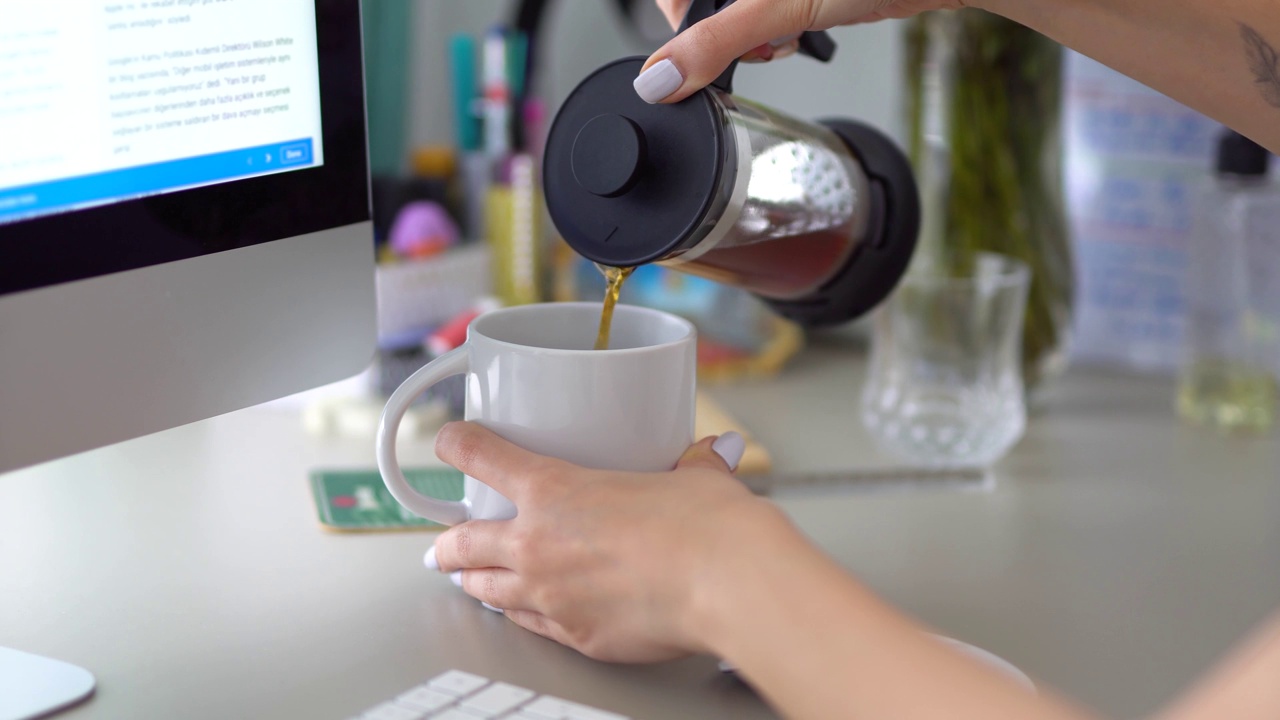 法式压滤咖啡在办公室视频下载