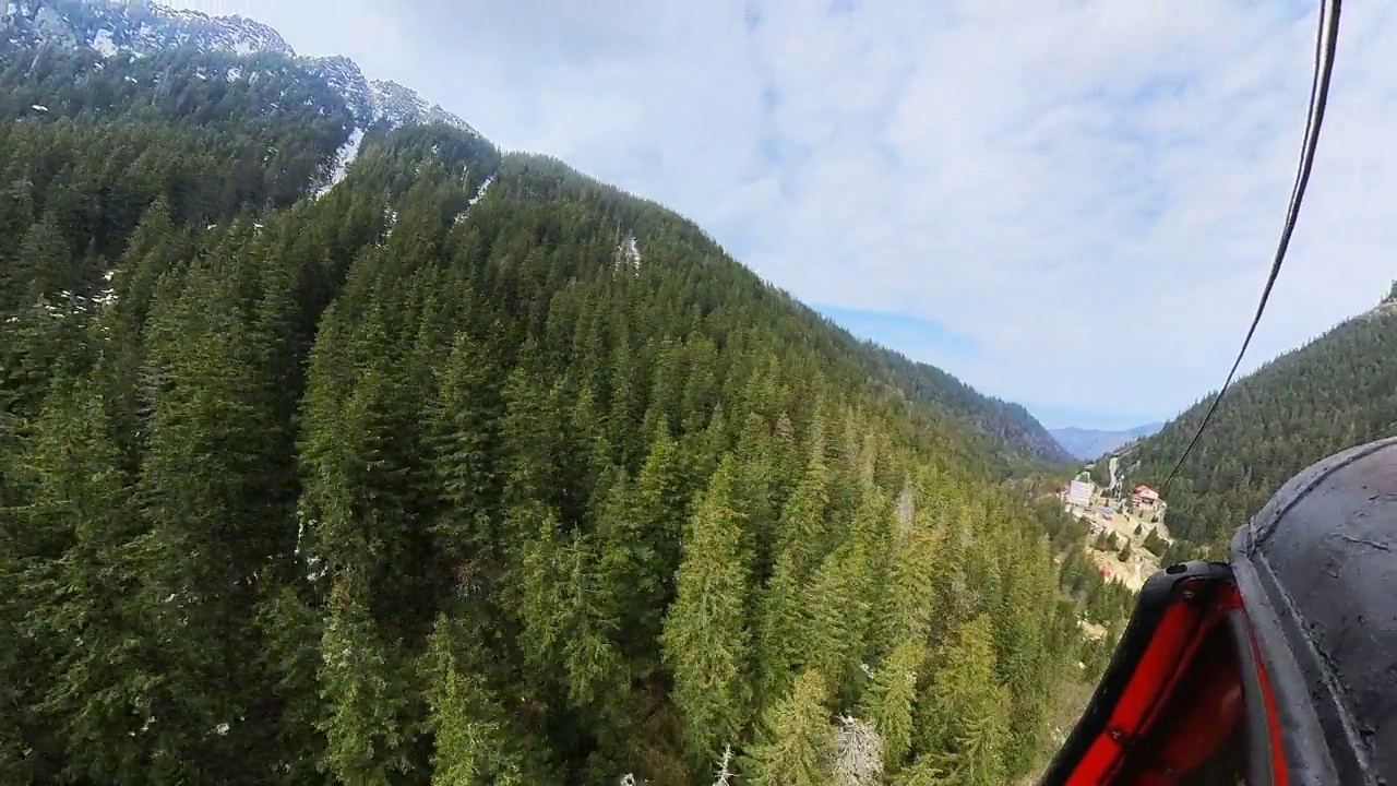 罗马尼亚喀尔巴阡山脉上的缆车视频素材