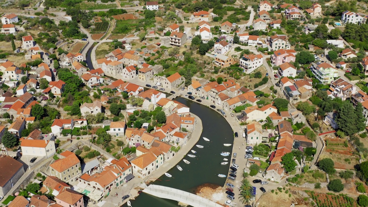 鸟瞰克罗地亚赫瓦尔岛上的Vrboska镇视频下载
