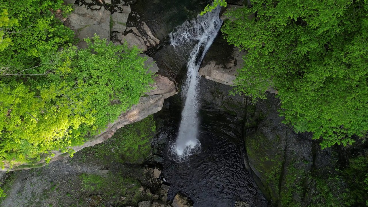 从空中俯瞰夏天美丽的瀑布视频下载