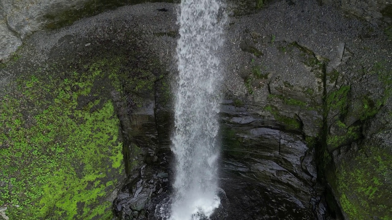 从空中俯瞰夏天美丽的瀑布视频下载