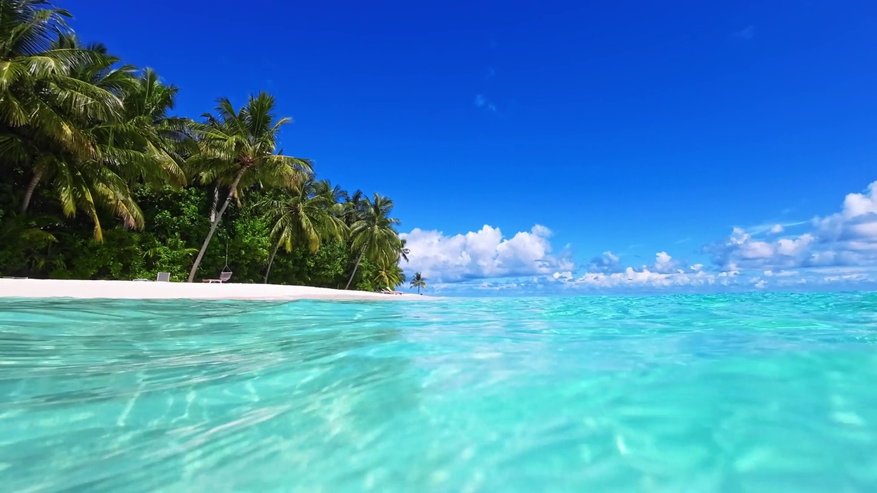 从海洋低角度看热带岛屿视频素材