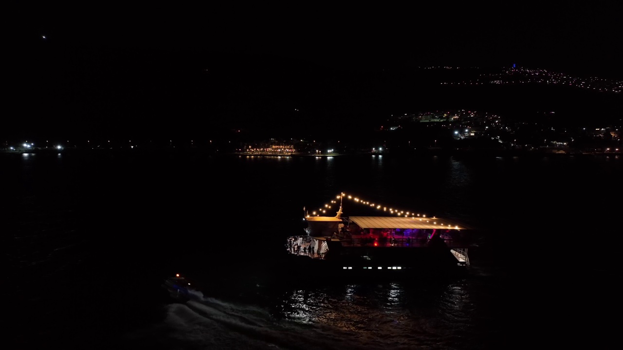 加利利海一艘船上的无人驾驶飞机的夜景视频素材