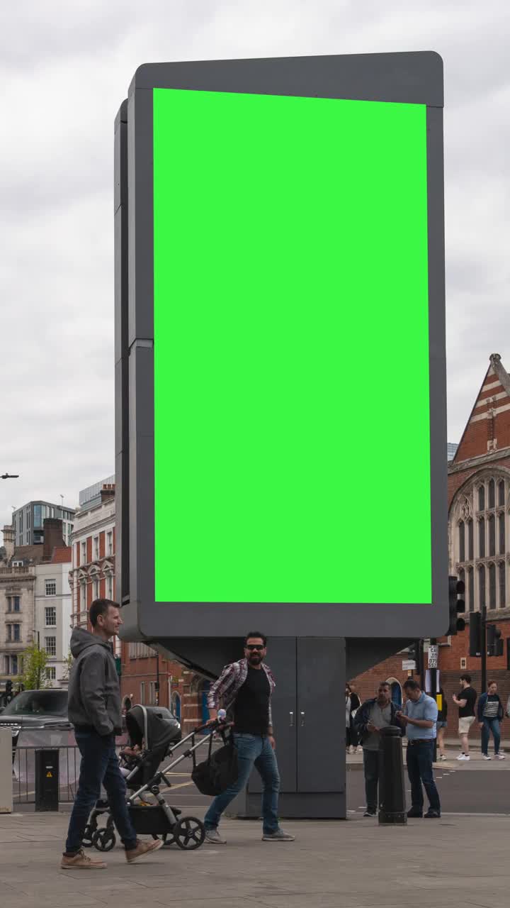 白天街道上的垂直色度键广告牌视频下载