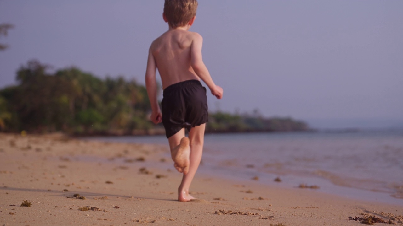 小男孩在海边奔跑视频素材