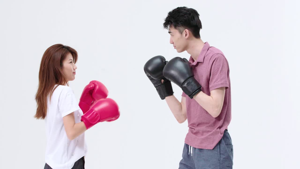 幽默的年轻夫妇练习拳击，4K视频素材