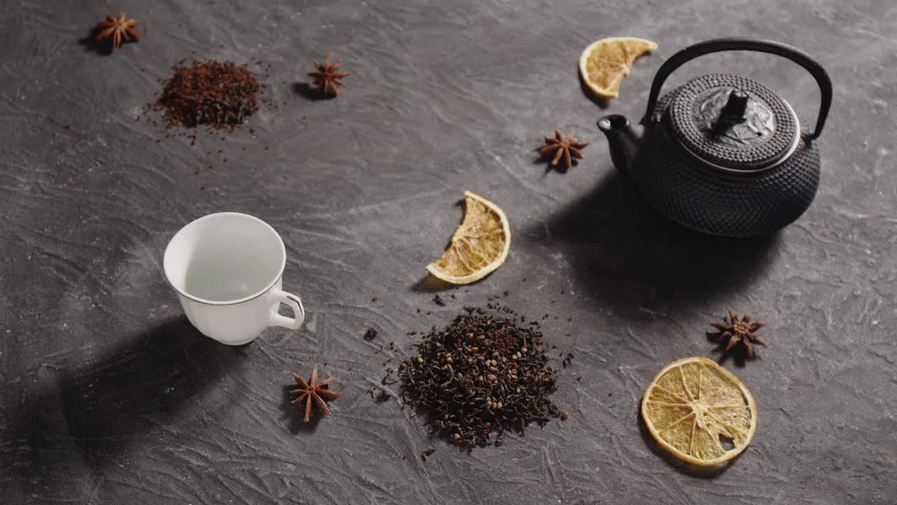 铁制复古茶壶和茶杯视频下载
