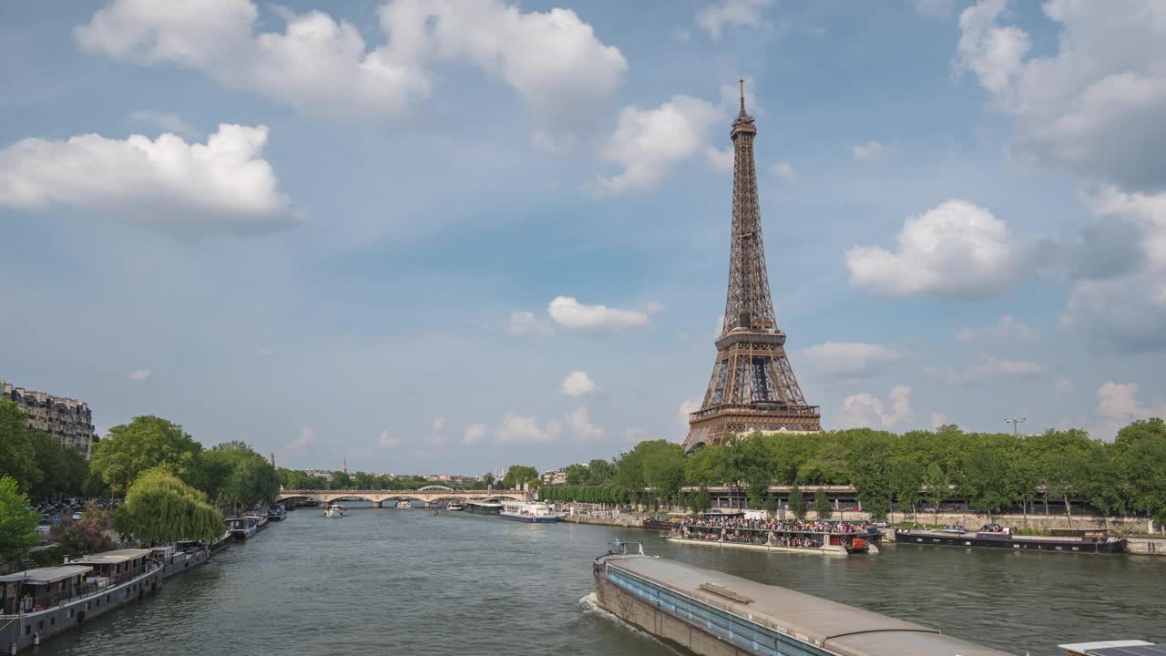 法国巴黎延时4K，埃菲尔铁塔和塞纳河的城市天际线延时视频素材