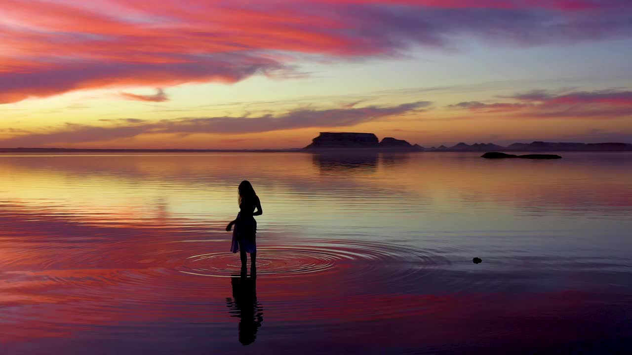 在埃及的锡瓦绿洲，一段令人着迷的视频捕捉到了一只独自欣赏湖上落日的女性。视频下载