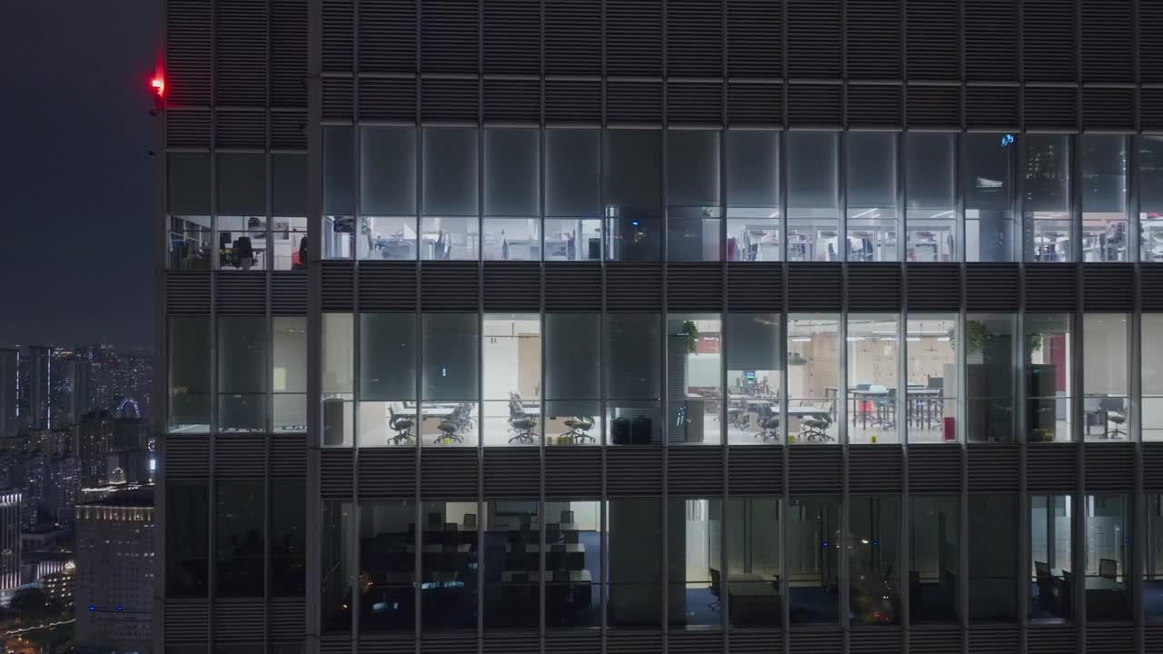 深夜空荡荡的办公大楼视频下载