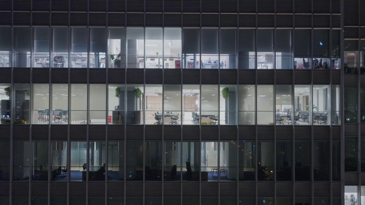 深夜空荡荡的办公大楼视频素材