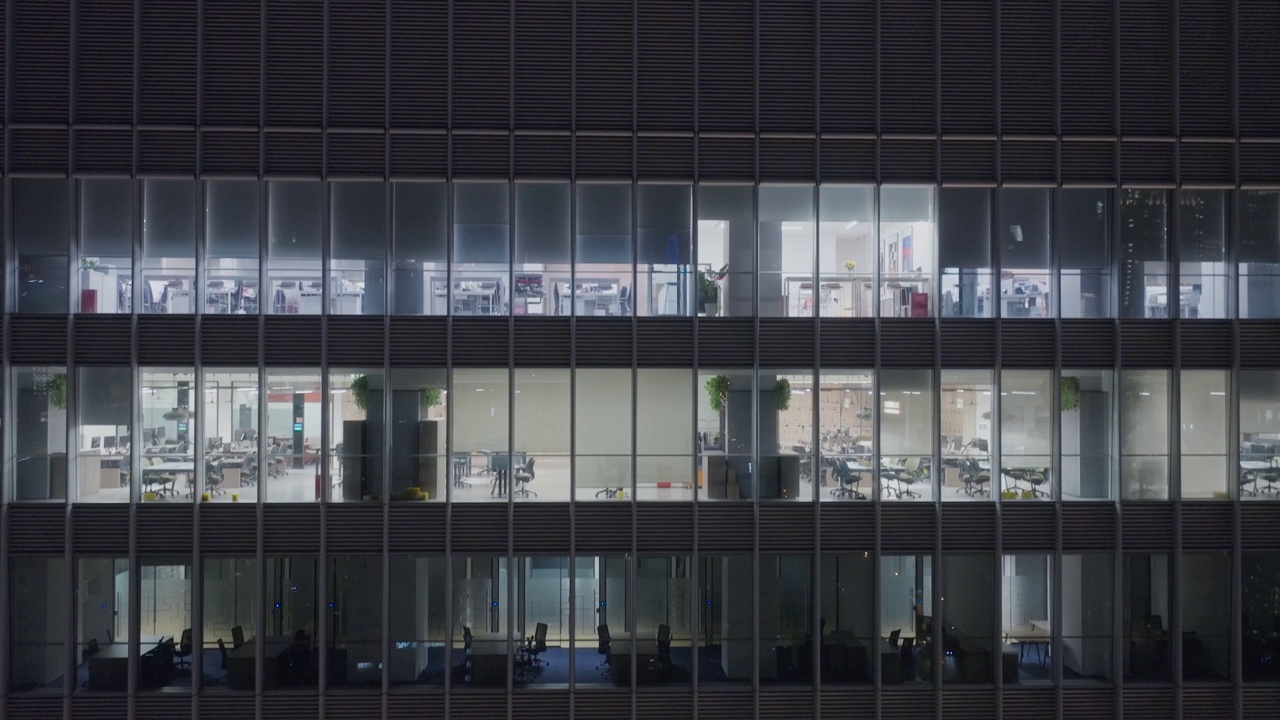深夜空荡荡的办公大楼视频素材