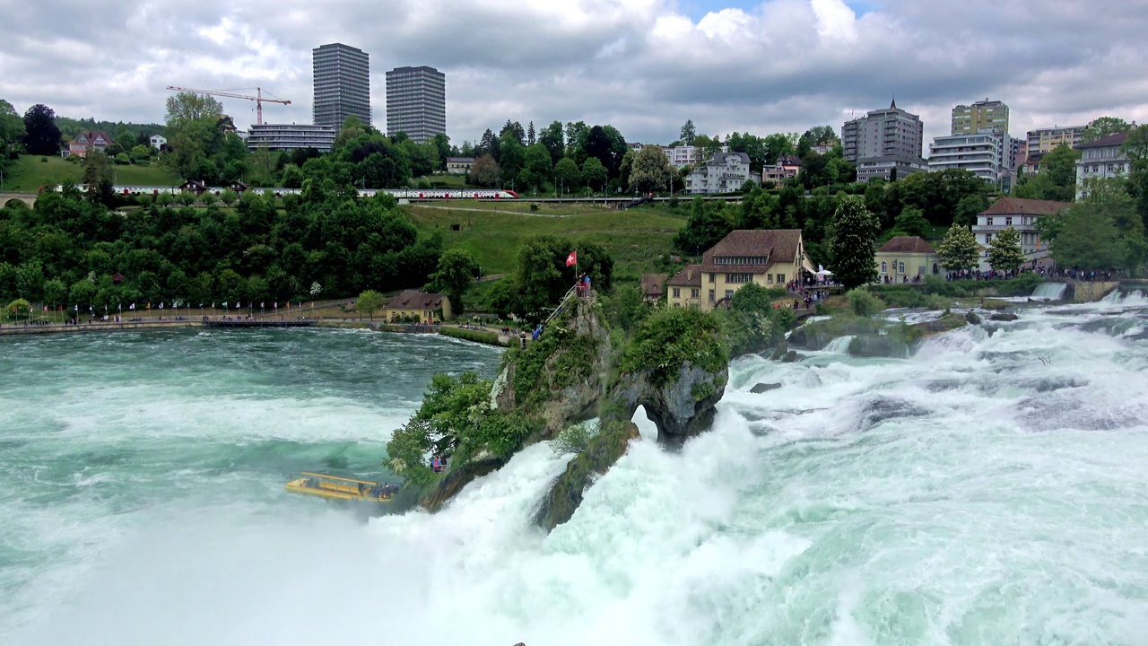 莱茵瀑布是欧洲最大的瀑布。Schaffhausen,瑞士。视频素材