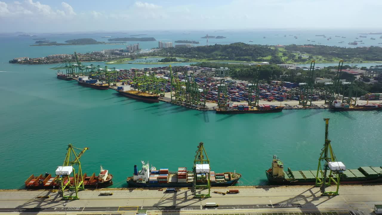 无人机鸟瞰新加坡港口集装箱的4k镜头。新加坡集装箱码头视频下载