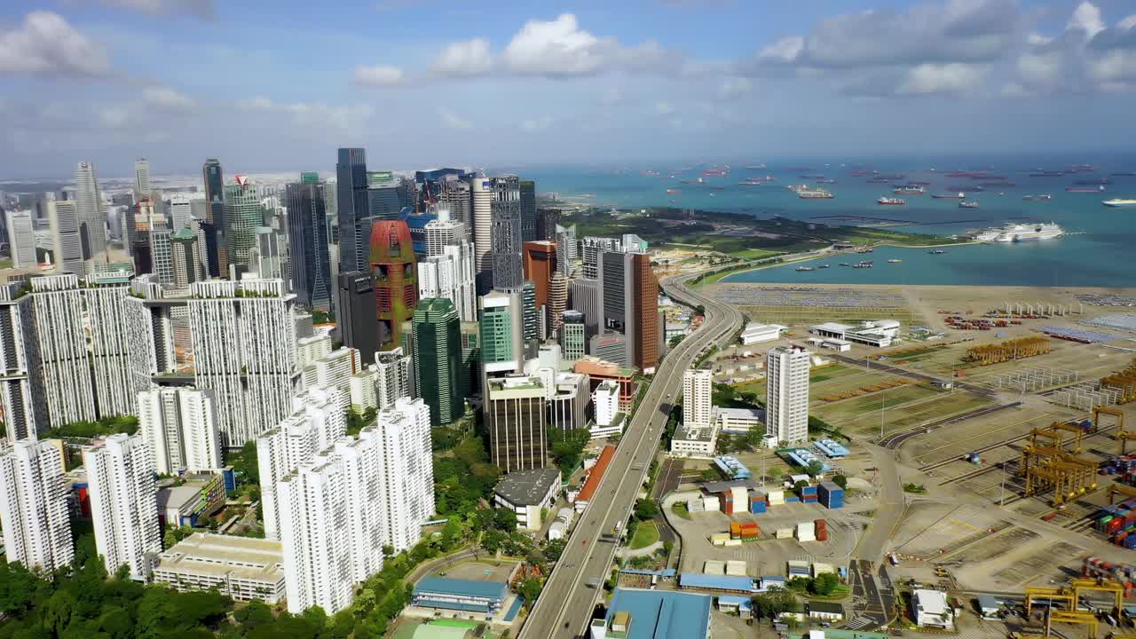 无人机鸟瞰4k镜头集装箱码头和新加坡中央商务区视频下载