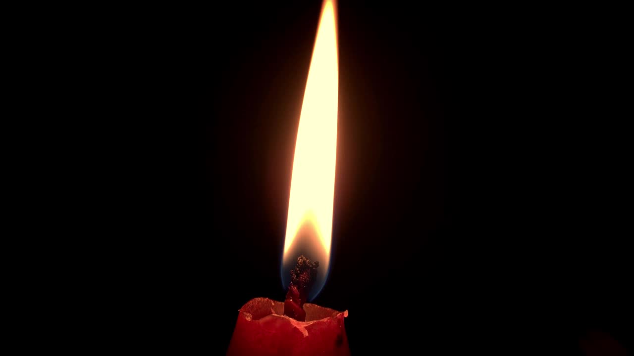 蜡烛慢慢地熄灭了。视频下载