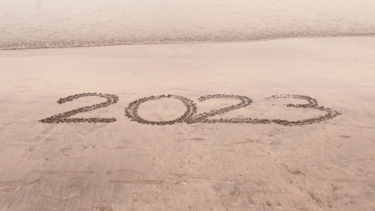 海浪抹去了写在海边的2023年。视频素材