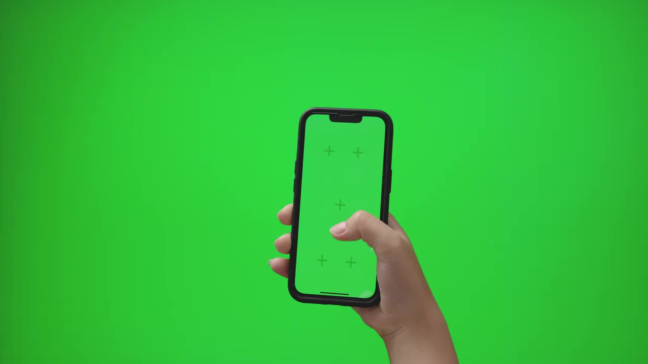 年轻女性使用智能手机与空白模拟绿屏视频下载