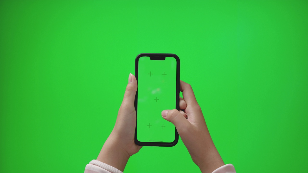 年轻女性使用智能手机与空白模拟绿屏视频素材