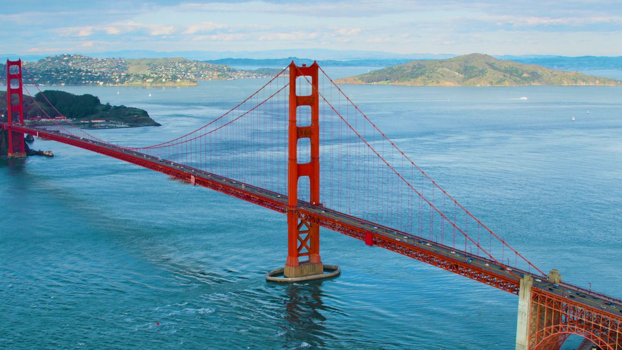 鸟瞰金门大桥。旧金山，美国。背景是多山的马林海岬。这座吊桥是加州最具标志性的地标之一。用Red 8K拍摄。视频下载
