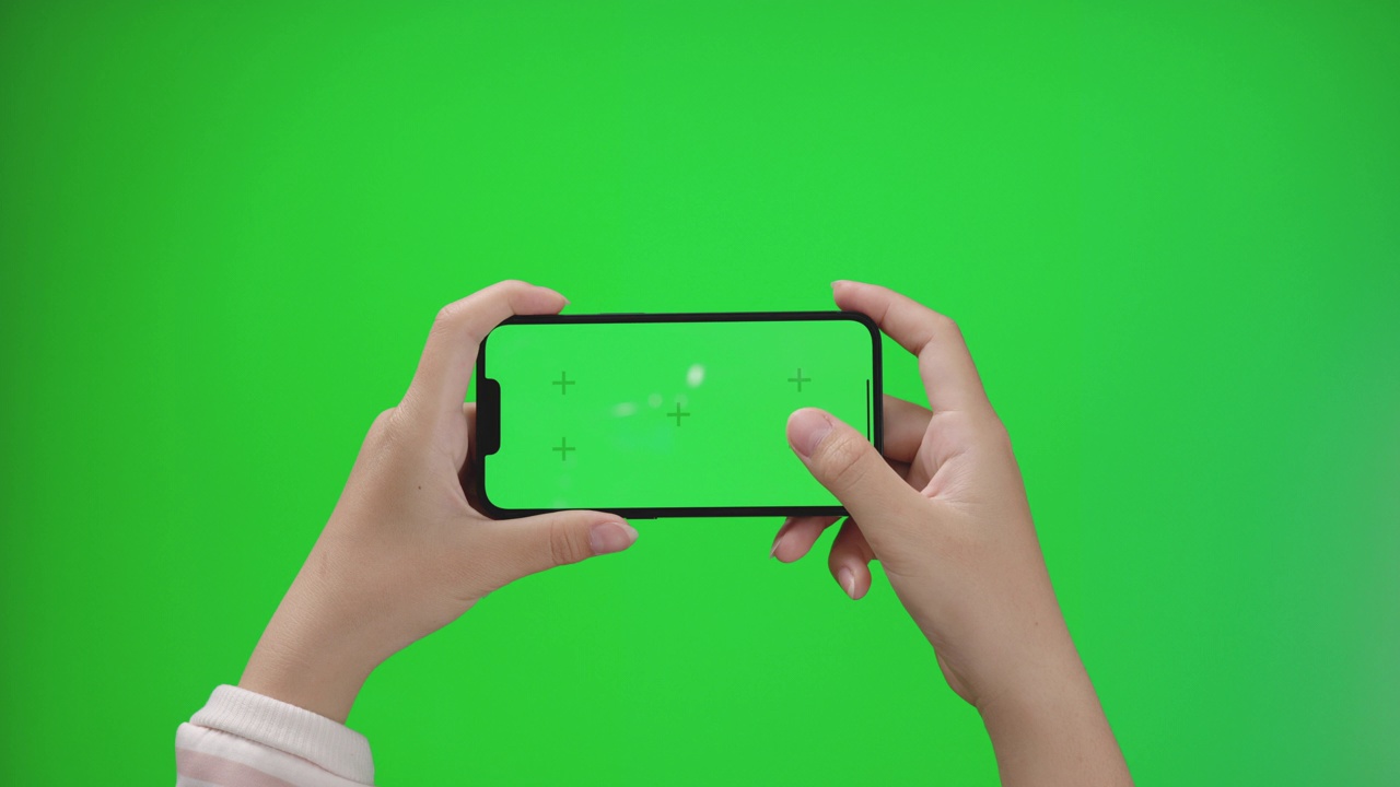 年轻女性使用智能手机与空白模拟绿屏视频下载