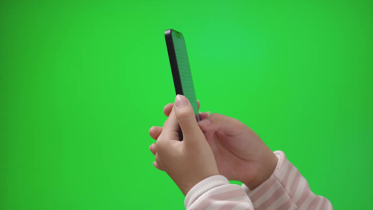 年轻女性使用智能手机在互联网上搜索绿色背景的网站视频下载