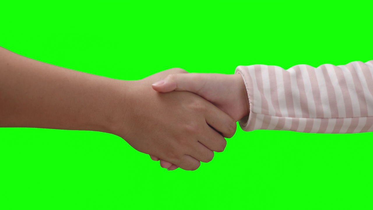 绿色背景上的男人和女人握手视频下载