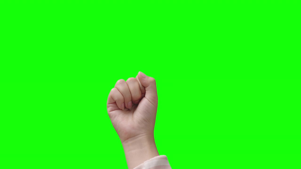女性的手在绿色背景上数着五个手指视频下载