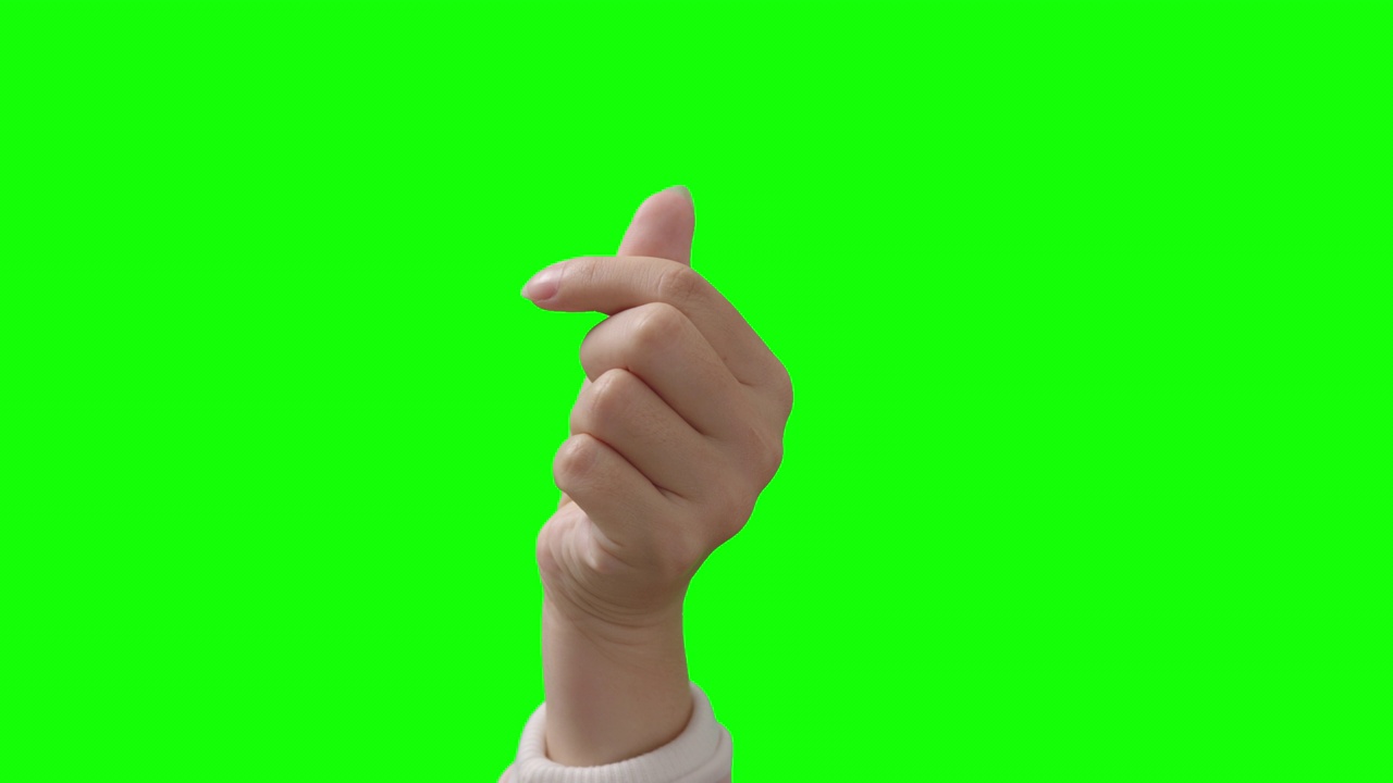 女性的手指在绿色背景上显示出爱的信号视频下载