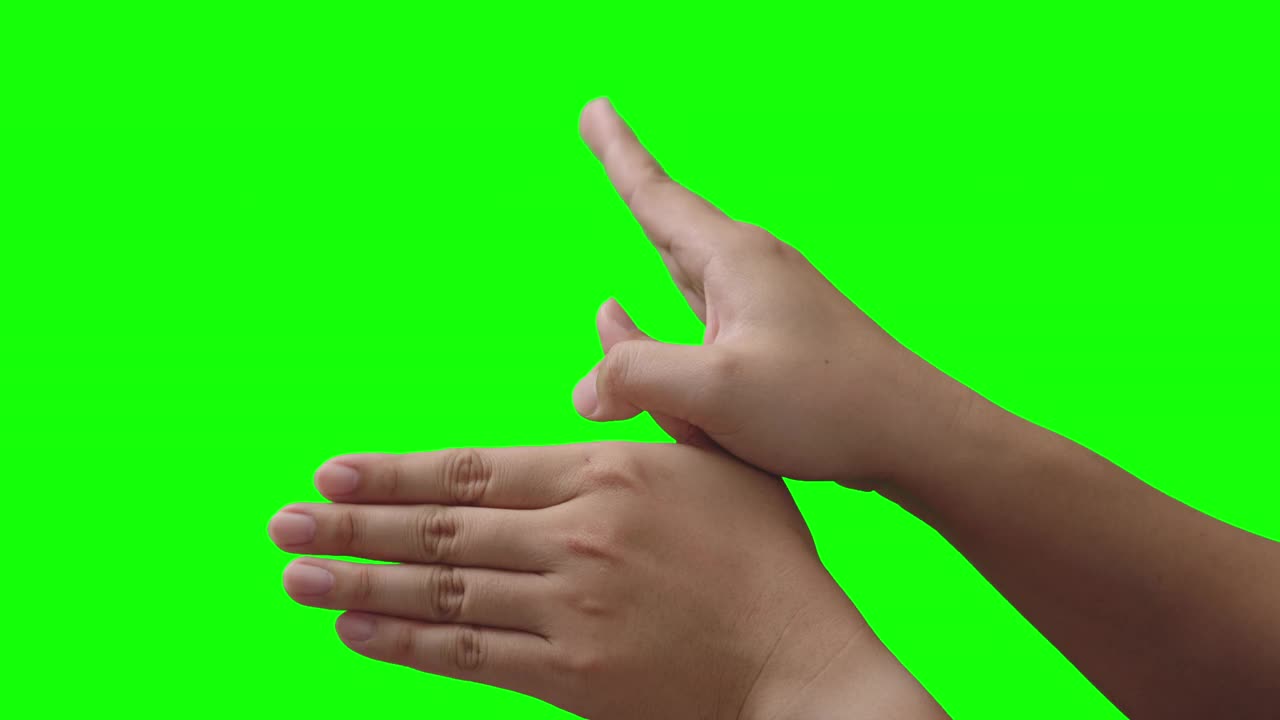 女性的手在绿色的背景上展示了一只有趣的蝴蝶视频下载