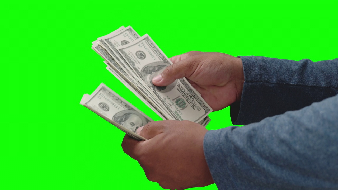 双手在绿色背景上数100美元钞票视频素材